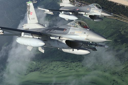 Zwei F-16 über dem Meer