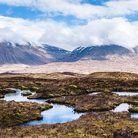 Reflecties in de Schotse hooglanden by Nick Chesnaye