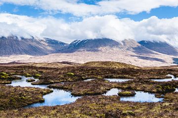 Reflecties in de Schotse hooglanden van Nick Chesnaye