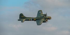 Flyby Boeing B-17G Flying Fortress  van Jaap van den Berg