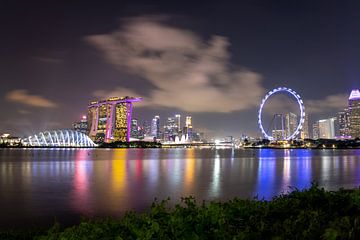 Skyline von Singapur in der Dunkelheit von Jordy Blokland