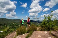 Wanderer am Gipfel des Hockerstein im Pfälzerwald (model releas