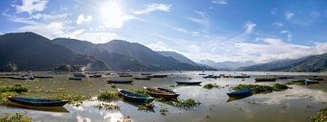 Boten aan het meer van Pokhara. van Floyd Angenent