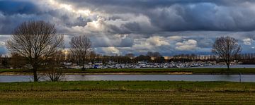 Achter de wolken schijnt de zon van Henk v Hoek