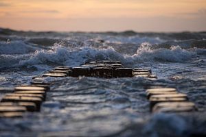 Sonnenuntergang: Ostseebuhnen bei Ahrenshoop bei stürmischer See
