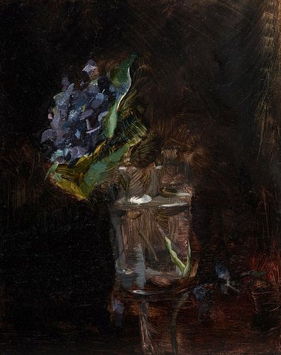 Stilleven met blauwe bloemen in een vaas op donker zwartbruin.