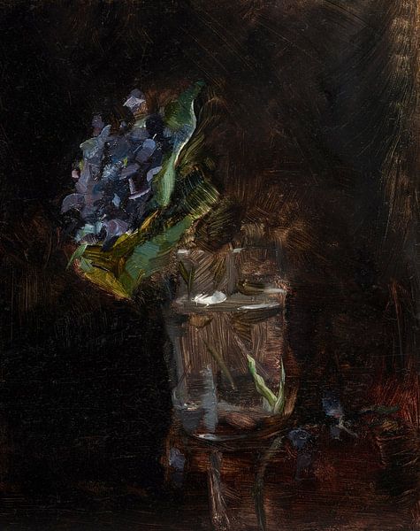 Nature morte avec des fleurs bleues dans un vase sur du brun noir foncé. par Dina Dankers
