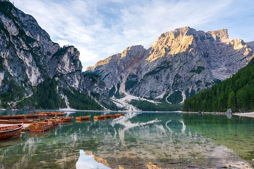 Bateaux en bois le long de la rive du lac Pragser Wildsee, Braies Lake, dans les magnifiques Dolomites du Tyrol du Sud, Italie
