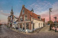 Straatbeeld in het Friese stadje Makkum met huizen en kerk von Harrie Muis Miniaturansicht