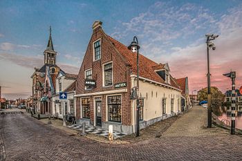 Straatbeeld in het Friese stadje Makkum met huizen en kerk