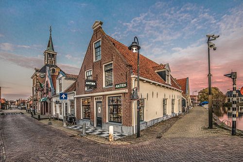 Straatbeeld in het Friese stadje Makkum met huizen en kerk