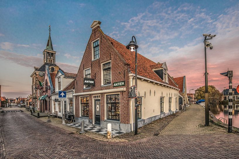 Straatbeeld in het Friese stadje Makkum met huizen en kerk par Harrie Muis