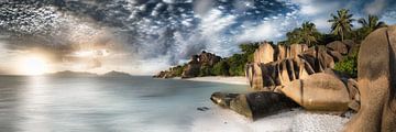 Traumhafter Strand auf den Seychellen im Sonnenuntergang