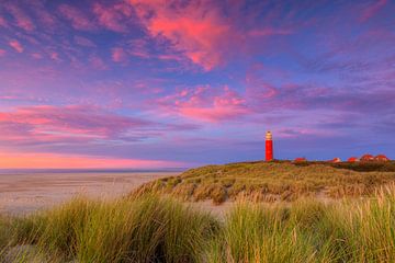 Phare sur l'île de Wadden Texel et un beau rouge du soir dans le ciel
