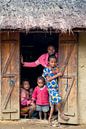 Portret van een Madagaskische familie van Jeroen Kleiberg thumbnail