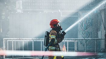 Grand incendie dans l'unité commerciale Ambachtsmark Almere Haven