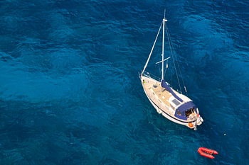 Segelboot vor Anker in Blauer Lagune