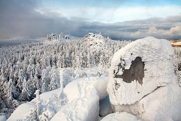 Blick von der Leistenklippe (in Brockennähe) auf den winterlichen Harz