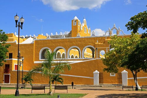 Le monastère doré d'Izamal sur Antwan Janssen