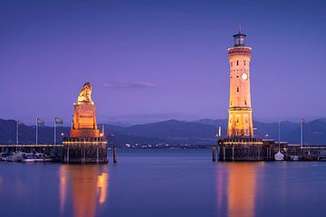 De verlichte vuurtoren van Lindau van Vincent Fennis