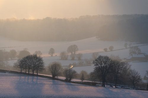 Winterlandschap met sneeuw: Limburgse heuvels en bossen