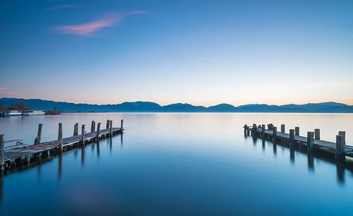 Twee houten steigers bij zonsopgang. Massaciuccoli meer, Italië