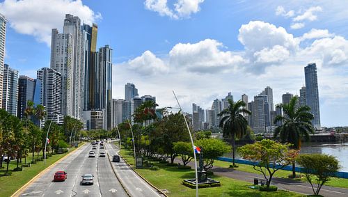 Uitzicht op de stad op een zomerochtend