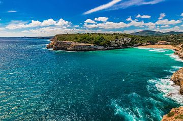 Idyllischer Blick auf den Strand Cala Romantica, s'estany d'en mas auf der Insel Mallorca Spanien von Alex Winter