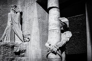 Statuen der Passionsfassade in Schwarz und Weiß - Sagrada Familia, Bar von Andreea Eva Herczegh