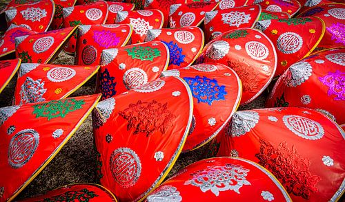 Rote traditionelle vietnamesische Hüte von Rietje Bulthuis