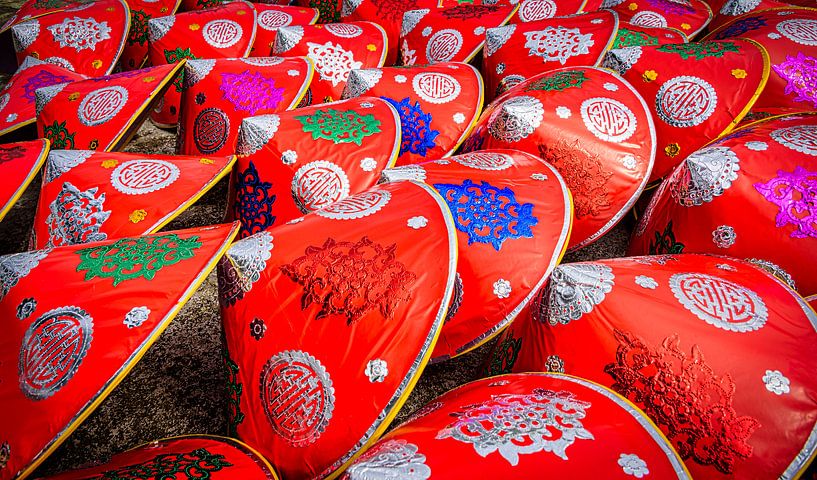 Rote traditionelle vietnamesische Hüte von Rietje Bulthuis
