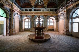 Verlassener Brunnen im Verfall.