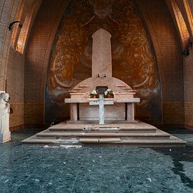 Sacrale Sporen: Het Altaar met Afgebroken Kruis en Intacte Engelen in een Verlaten Klooster van Het Onbekende