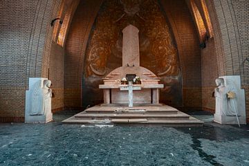 Sacrale Sporen: Het Altaar met Afgebroken Kruis en Intacte Engelen in een Verlaten Klooster van Het Onbekende