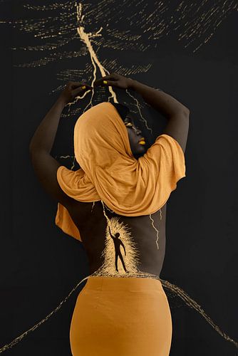 Kunst van Afrikaanse Vrouw met Gele Sjaal en Gouden Details - Wanddecoratie voor Luxe Interieurs