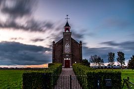 Die Kirche von Homoet kurz nach Sonnenuntergang von Daniëlle Langelaar Photography