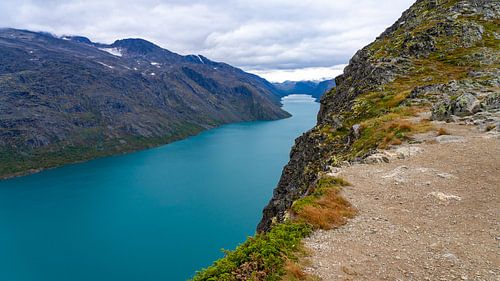 Vue à Besseggen sur le lac glaciaire Gjende