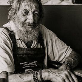 Griechischer Fischer in einem alten Café in Griechenland von Sanne Vermeulen