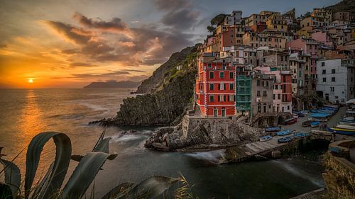 Zwischen Fels und Horizont - Riomaggiore von Teun Ruijters