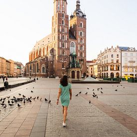 Vrouw loopt over de Grote Markt (Rynek Główny) van de Poolse stad Krakau van OCEANVOLTA