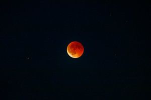 Sonnenfinsternis mit Blutmond