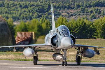 Griekse Mirage 2000 onderweg naar startbaan. van Jaap van den Berg