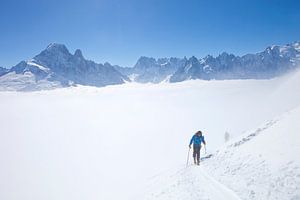 Tourenskifahrer in den Wolken
