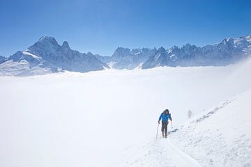 Skieur de randonnée dans les nuages sur Menno Boermans