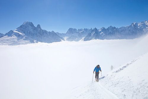 Tourenskifahrer in den Wolken
