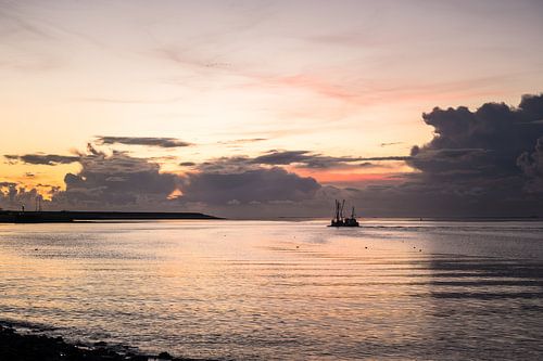 Sonnenuntergang im Wattenmeer mit Kutter