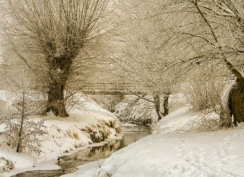 Eyserbeek door Simpelveld in de sneeuw