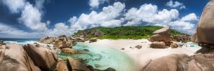 Weisser Strand auf den Seychellen mit türkis farbenem Meer