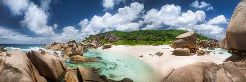 Wit strand op de Seychellen met turquoise zee
