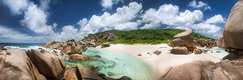 Wit strand op de Seychellen met turquoise zee van Voss Fine Art Fotografie